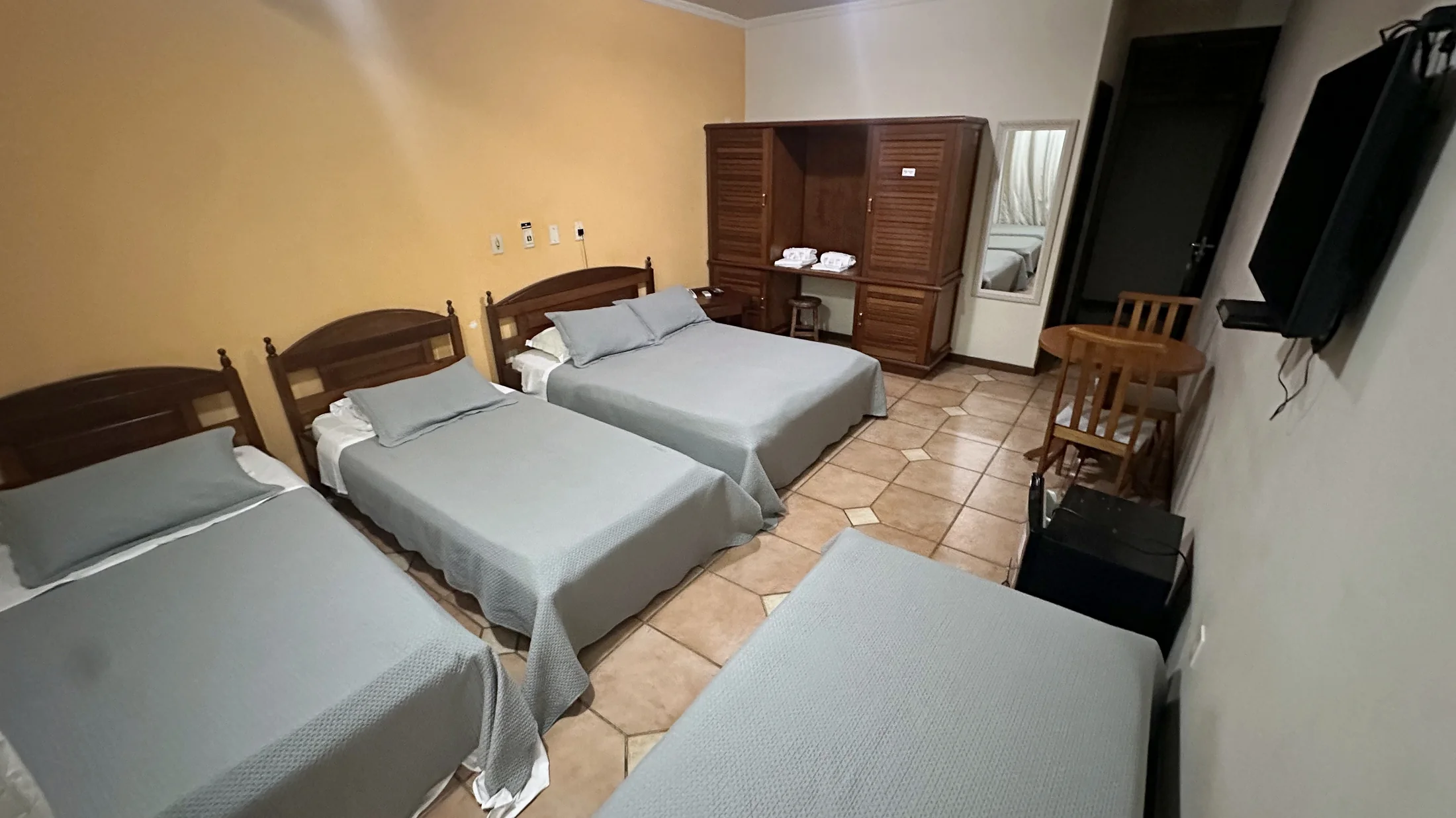 Acomodação ampla do Hotel Beira Rio com múltiplas camas