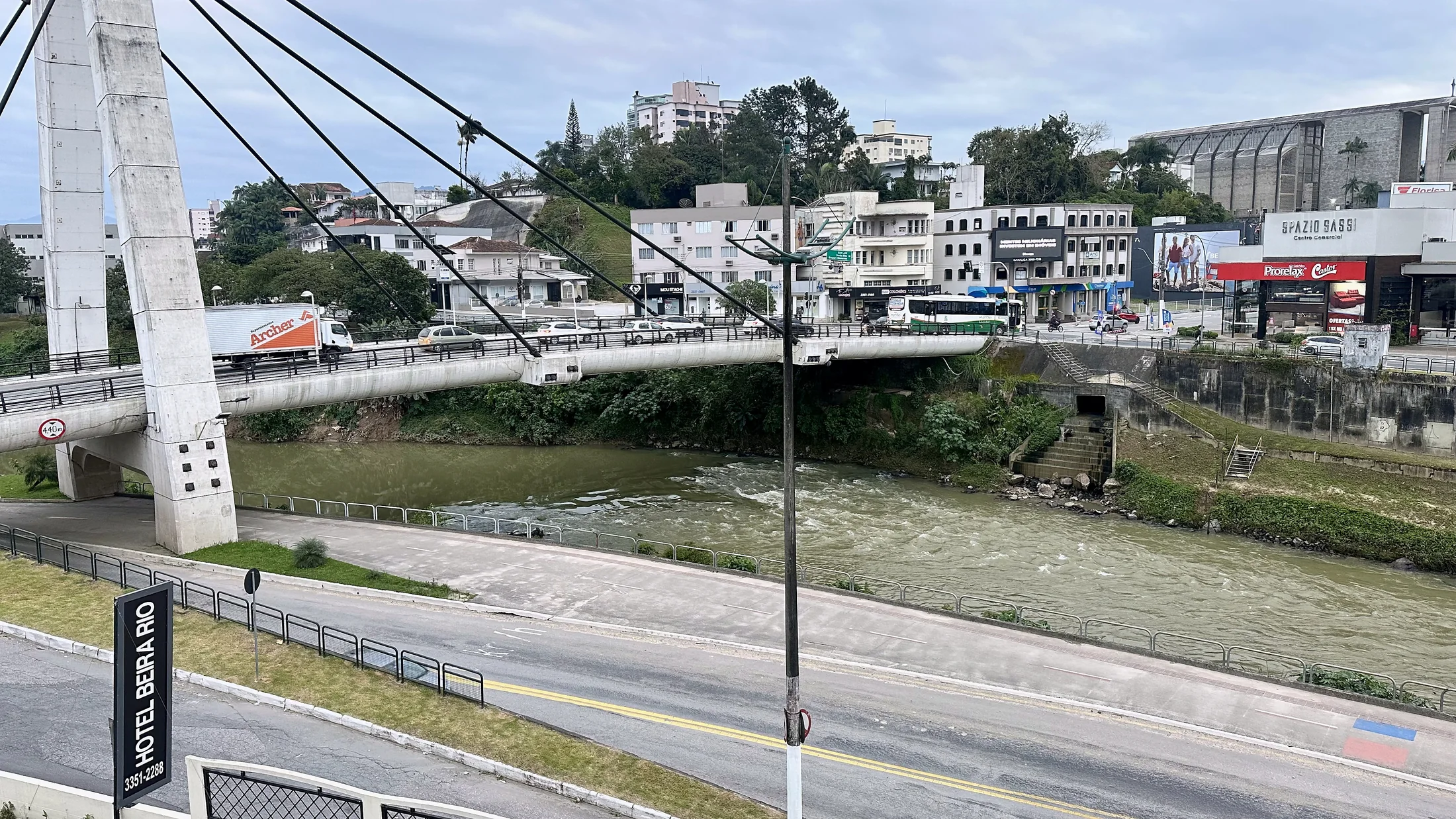 Vista do rio Itajaí-Mirim e da ponte ao lado do Hotel Beira Rio